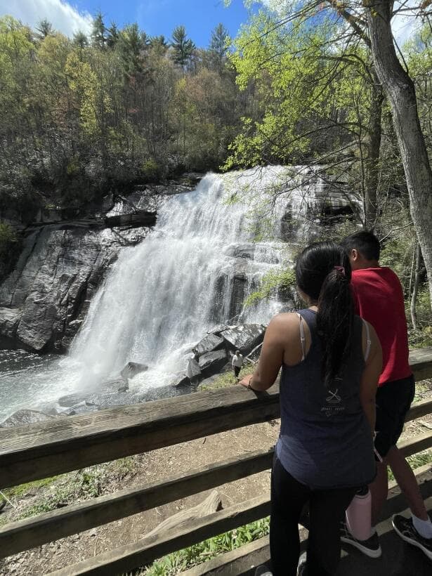 El sendero a Rainbow Falls y Turtleback Falls en el río Horsepasture es, fácilmente, el más popular del parque. La caminata de ida y vuelta de tres millas te lleva a las cascadas.