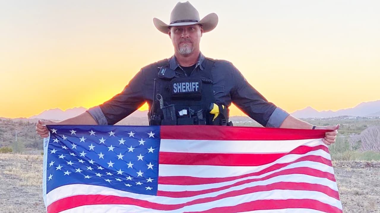 Sheriff de condado Pinal dio positivo con coronavirus y se enteró cuando fue a visitar a Trump