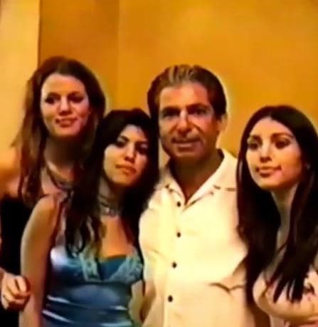 Por su parte, Kendall Jenner también recurrió a las redes sociales para enviarle un mensaje a su hermana. A través de Instagram la modelo compartió un video con imágenes de antaño de Kim. Aquí aparecen Khloé, Kourtney, Robert y Kim Kardashian.