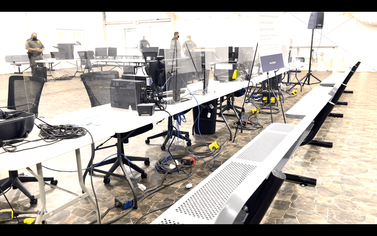 Las cifras exorbitantes de inmigrantes pidiendo asilo ha llevado a que autoridades los procesen mediante computadoras, como estas, tomándoles sus datos.
<br>