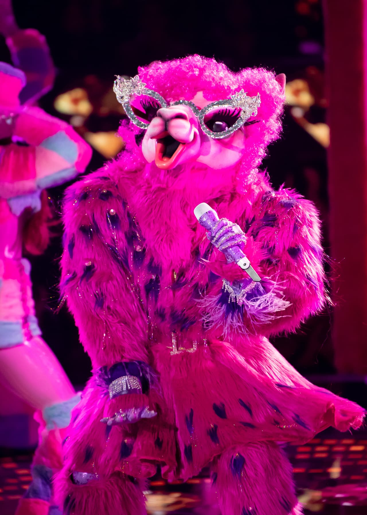 Con mucho estilo, Llama cantó el tema 'Mala Fama' de Danna Paola. Los investigadores apostaron porque detrás de este personaje se encuentra Camila Fernández, Jacky Bracamontes o Cynthia Urías.