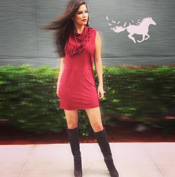 Este vestido en tono rojo quemado es ideal para el otoño. ¡Úsalo como Ana Patricia con unas coquetas botas!