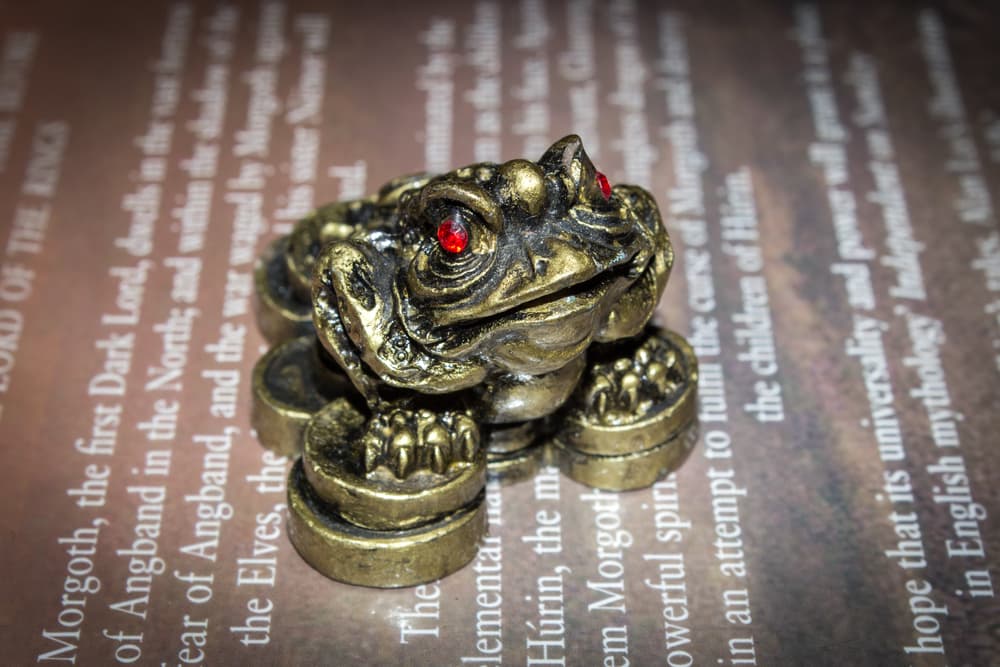 Comencemos con las ranas, que como sabrás, son un excelente amuleto muy usado por los chinos para atraer la buena fortuna, dinero y abundancia a sus vidas.