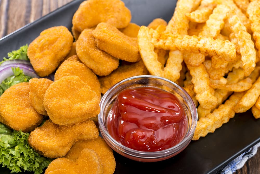 Nuggets de pollo Otra opción muy práctica para chicos y grandes son los nuggets de pollo. Si quieres preparar algunas papas para acompañar es recomendable que las lleves fritas y en bolsa, puesto que frías no saben tan bien.