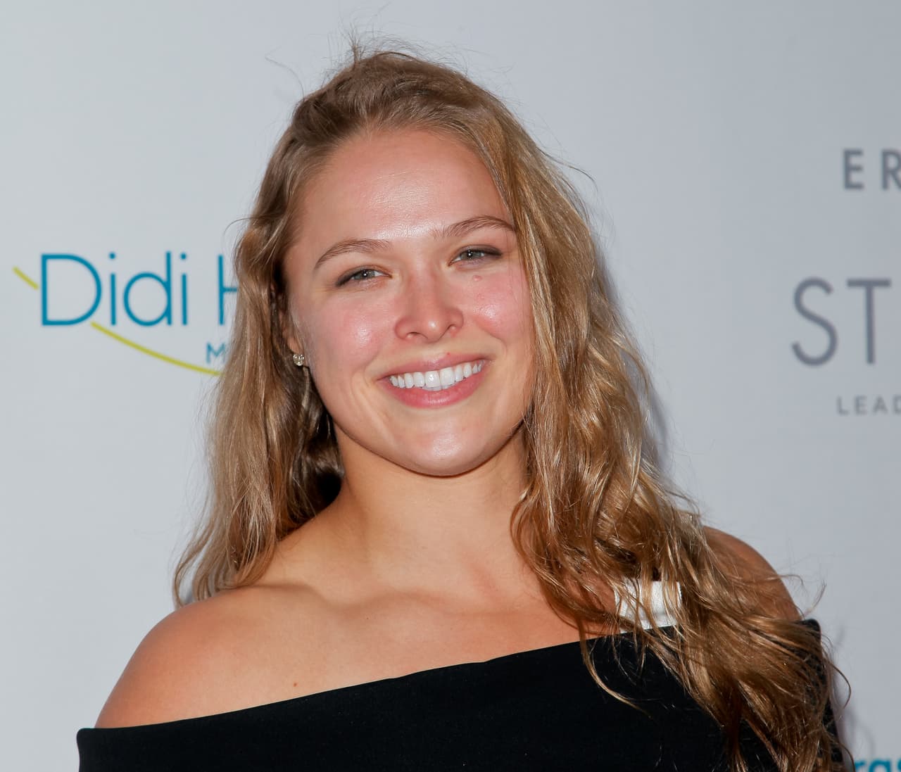 La peleadora de artes marciales mixtas Ronda Rousey fue una de las jóvenes guerreras en 'Los Indestructibles 3', con Sylvester Stallone. La estadounidense es una experta mercenaria en ese filme.