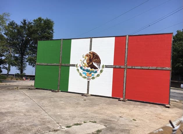 Esta es la otra cara de la instalación, que tiene pintada la bandera de México. "Como Trump ha dicho que él hará que México pague por el muro, me pareció apropiado que lo hicieran trabajadores mexicanos y el hecho de que fuesen indocumentados fue con el fin de darles a estos una voz", señaló.