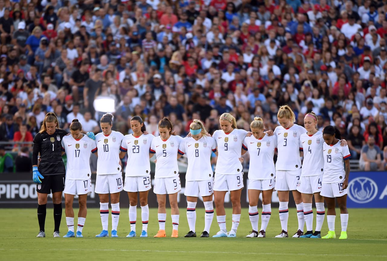 En Pasadena, California, la campeona selección femenina estadounidense de fútbol guardó un minuto de silencio en honor a las víctimas de El Paso antes de iniciar el primer partido del USWNT Victory Tour, contra Irlanda.
