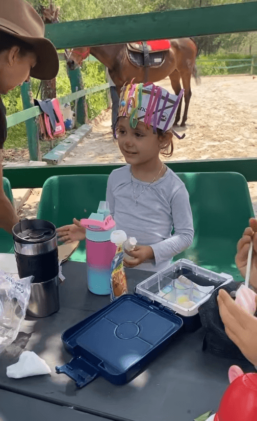 El pasado 26 de agosto, Bella Seely compartió en su perfil de Instagram (manejado por Marlene Favela) algunos vistazos del campamento de verano al que asistió.