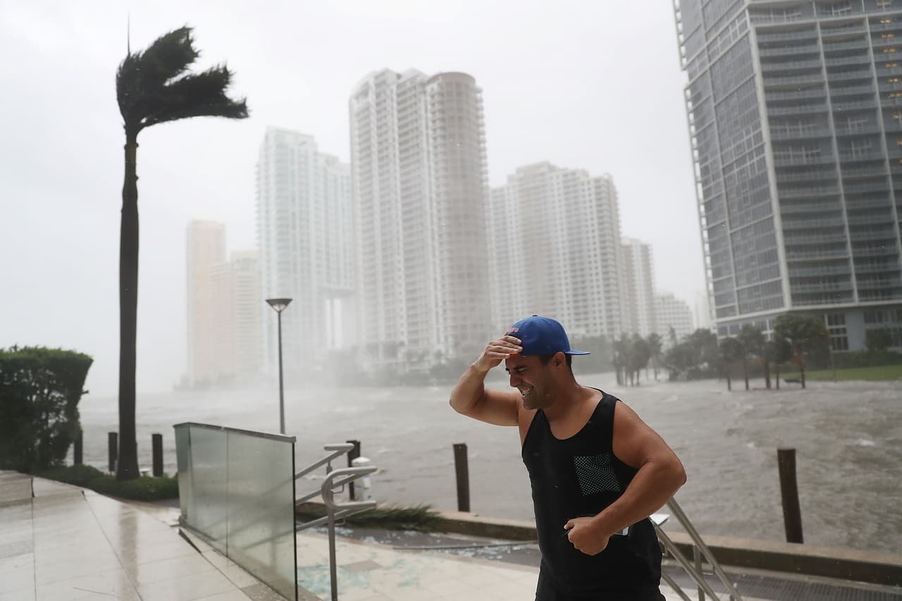Un residente del centro de Miami lucha contra la fuerza de Irma, junto al río que atraviesa la ciudad.