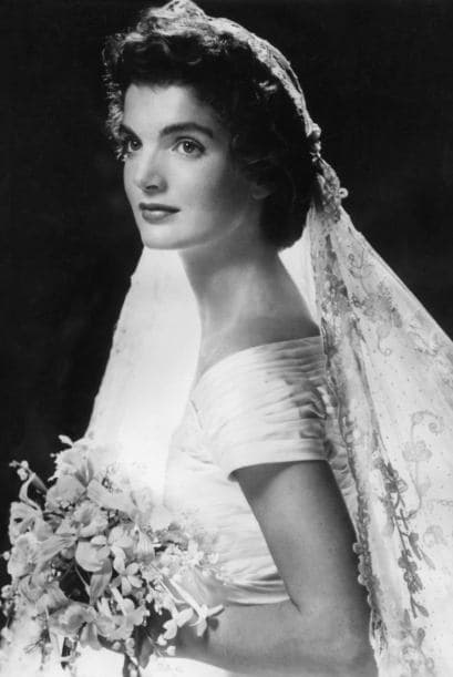 JOHN F KENNEDY Y JACQUELINE BOUVIER - Fueron presentados formalmente por un amigo en común, el periodista Charles L. Bartlett, en una cena en mayo de 1952. Kennedy se estaba postulando para el Senado de EEUU.