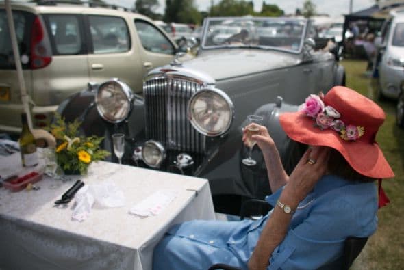 Visitantes disfrutan de un picnic en la Regata Henley Royer.