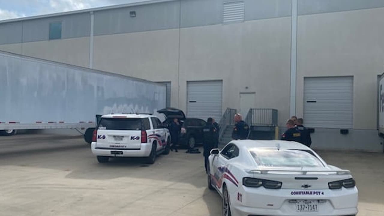 Las autoridades recibieron el reporte de una persona que seguía a una conductora que después de chocar su automóvil intentó huir.