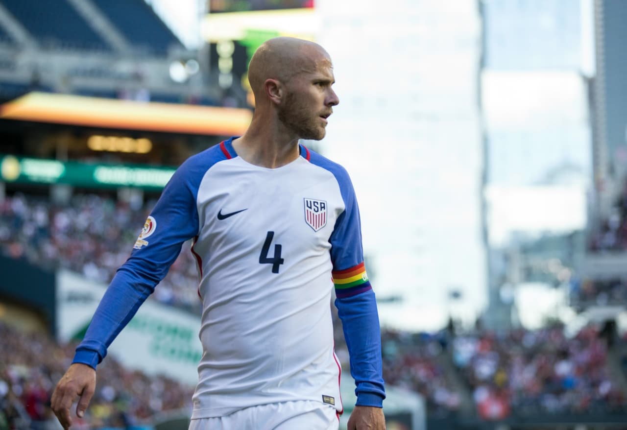 Michael Bradley subasta su camiseta y brazalete en favor de las víctimas de Orlando