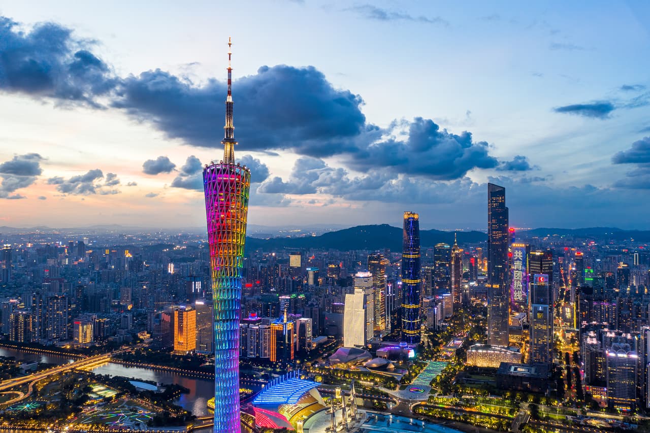 <h2 class="cms-H2-H2">10. Guangzhou, China</h2>
<br>
<br>Guangzhou, situada en la costa sureste de China, es la quinta ciudad más poblada del país asiático (tiene 18.6 millones de habitantes) y una de las tres que aparece en el reporte elaborado por el WTTC, que subraya que el gobierno chino ha puesto especial énfasis en el turismo para recuperarse tras los estragos de la pandemia. El informe indica que la ciudad ganó 13,150 millones de dólares gracias a su industria turística. 
<br>