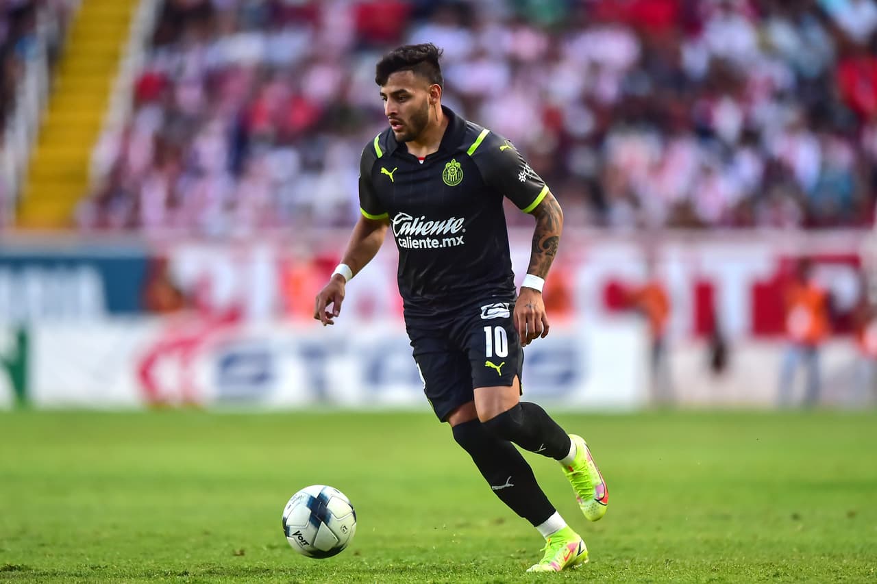 Alexis Vega fue el hombre más peligros de Chivas, incluso marcó un gol, pero fue anulado por supuesto fuera de lugar.