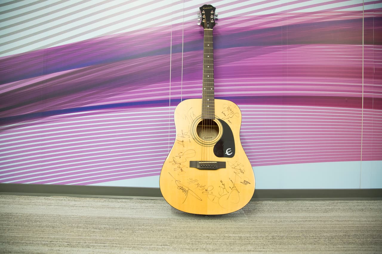 Ahora esta bella guitarra le pertenece, la cual no es una simple guitarra, pues Ana tiene la certeza de que más de uno de sus cantantes favoritos le han puesto un sello especial.