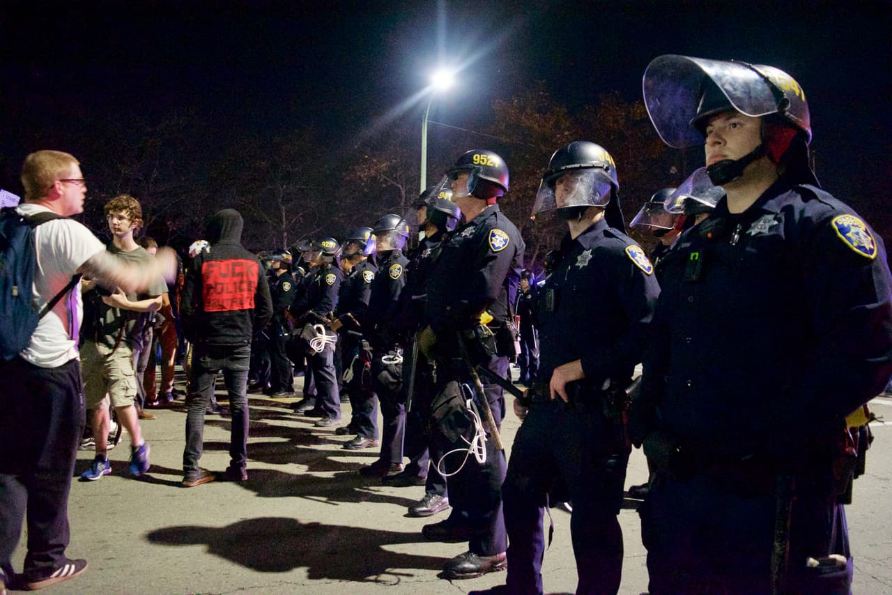 Los manifestantes se encontraron con una "pared humana" de policías que querían impedir que estos cerraran la Interestatal 580. Los uniformados usaron gas lacrimógeno para dispersarlos y la Patrulla de Carreteras de California detuvo a dos jóvenes por romper una cerca.