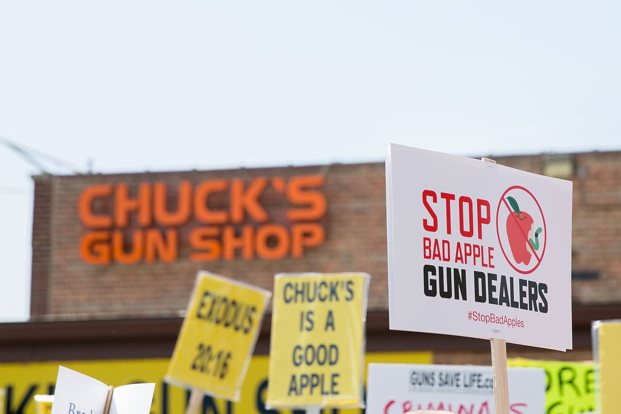 <b>Puesto 1. Illinois</b>
<br>
<ul>
 <li>Tasa de verificación de antecedentes de armas de fuego de enero a junio de 2021: 613.8 por cada 1,000 personas</li>
 <li>Verificaciones de antecedentes de armas de fuego hasta junio de 2021: 6.1 millones. </li>
 <li>Total de verificaciones de antecedentes de armas de fuego en 2020: 7.5 millones.</li>
 <li>Total de verificaciones de antecedentes de armas de fuego en 2019: 4.9 millones.</li>
 <li>Cambio de 2019 a 2020: +50.6%. </li>
 <li>Muertes por arma de fuego en 2019: 10.7 por cada 100.000 habitantes.</li>
</ul> 
<br>El estado con la mayor cantidad de ventas de armas durante los primeros seis meses de 2021 fue Illinois, con 6,050,704. Este estado tiene solo el 4% de la población del país, pero representó el 27% de las ventas de armas en este período.
<br>