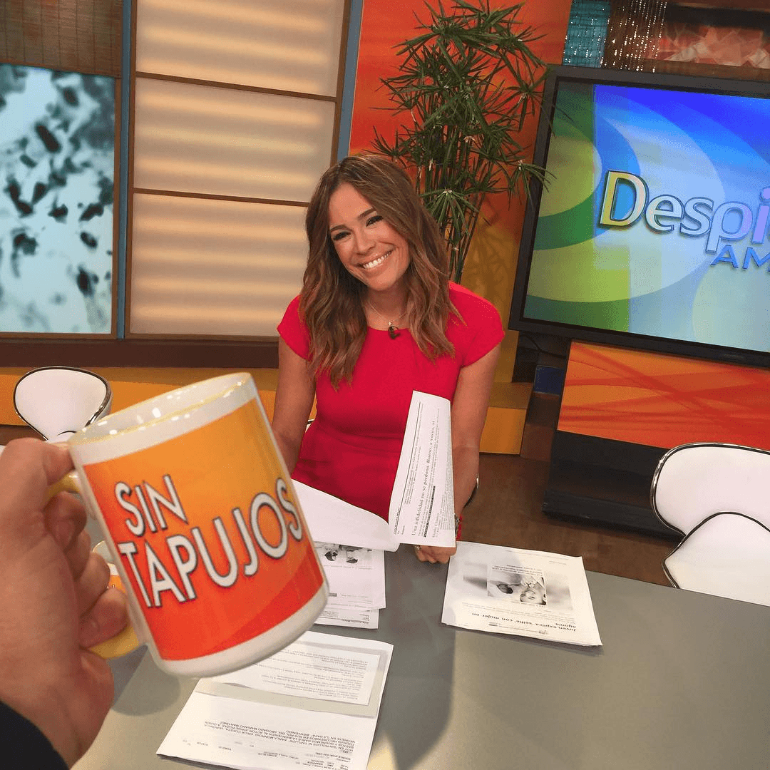 Nuestra querida Karla repasando sus líneas antes de salir al aire. (11 de agosto).