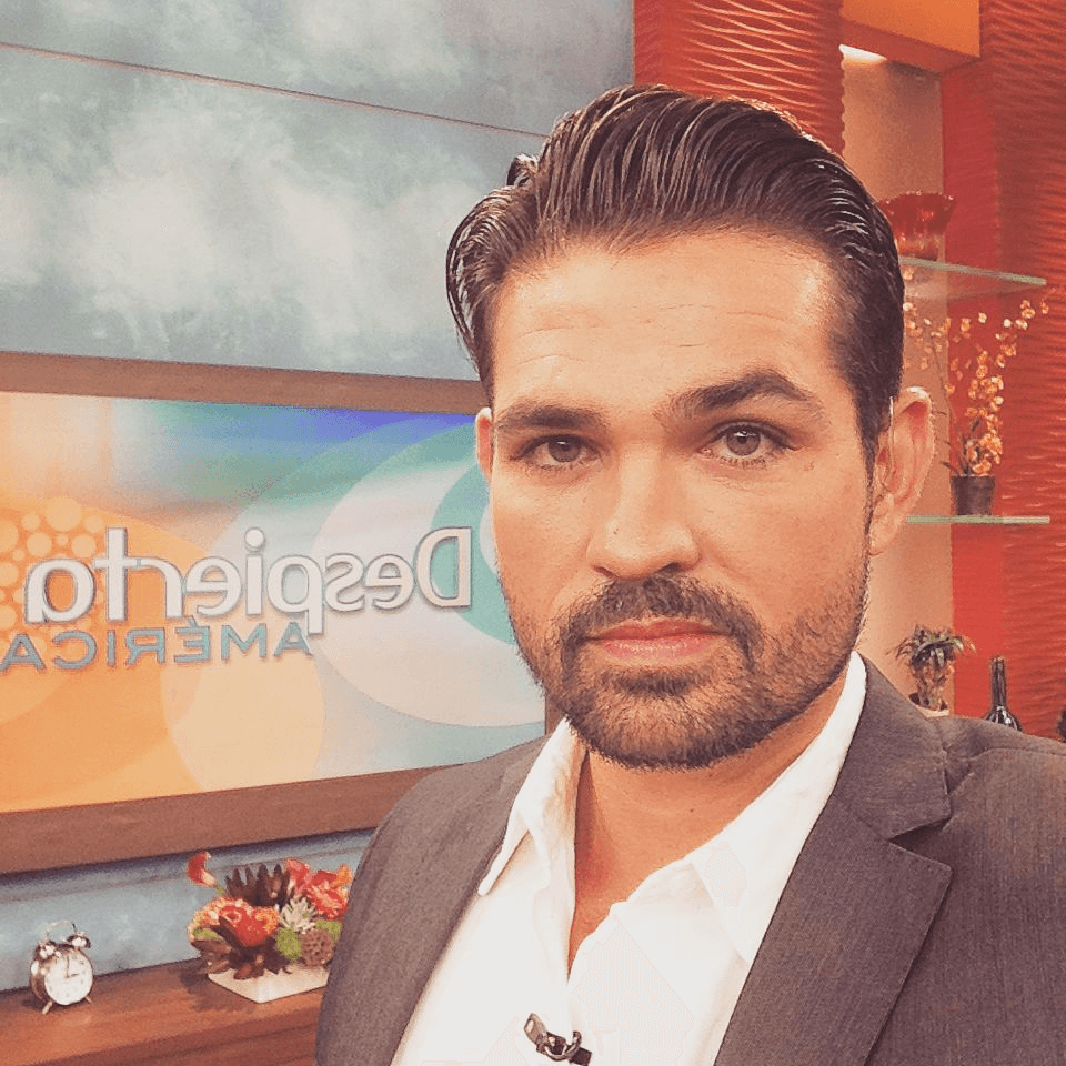 Sigue con nosotros el guapísimo Ferdinando Valencia. (11 de agosto).