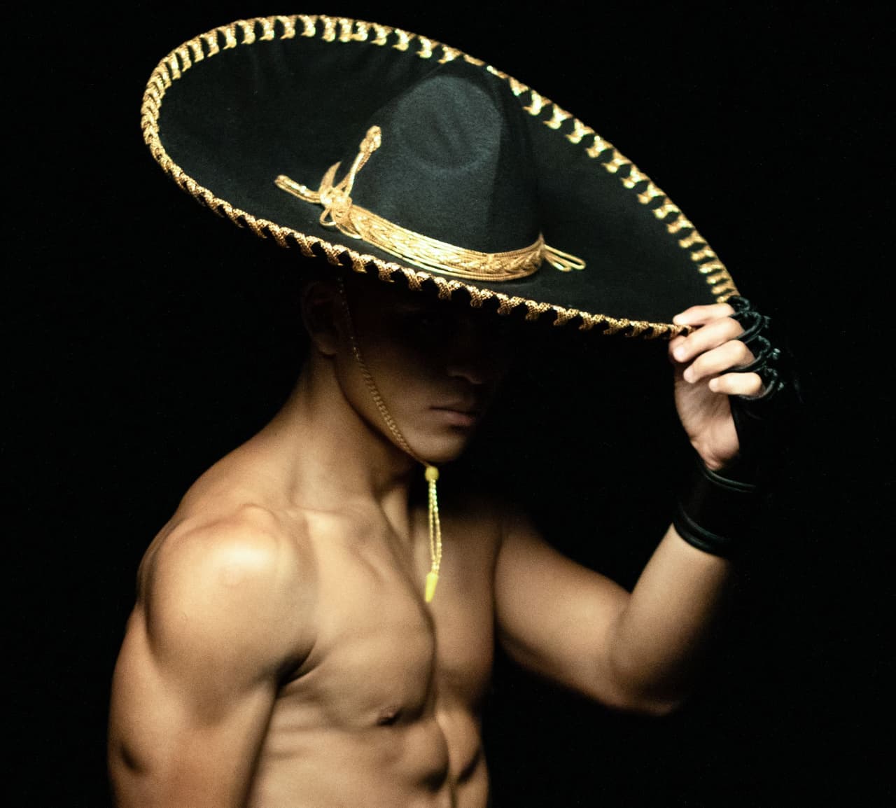 Axel Osuna pone en alto a México con TKO sobre el invicto Solórzano