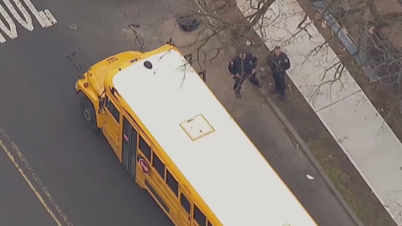 Niña de 10 años muere atropellada por un autobús escolar en Brooklyn