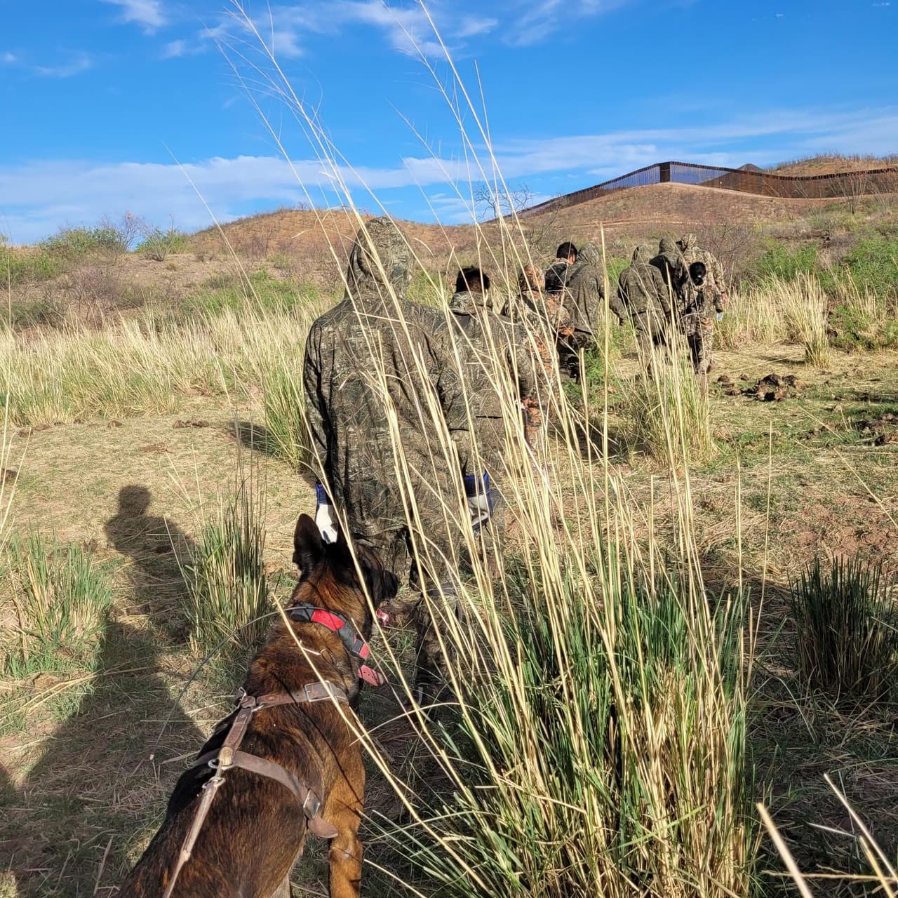 El grupo de inmigrantes detenidos acababa de cruzar la frontera, al fonde se observa el muro fronterizo.
