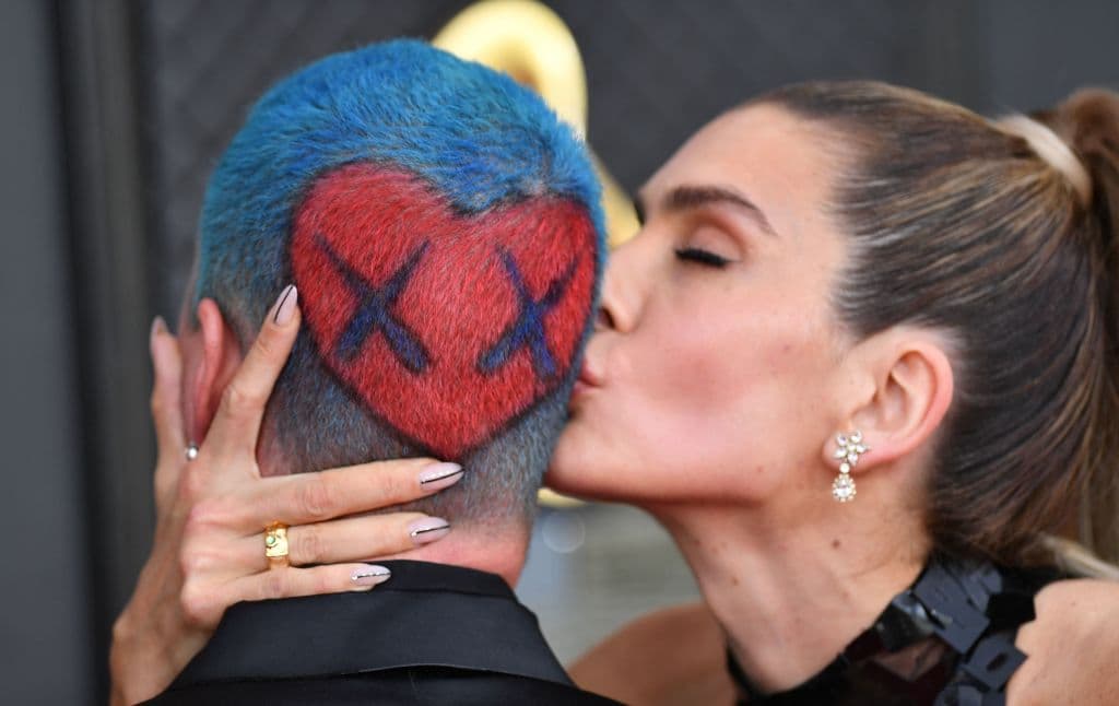 Y es que Valentina optó por fotografiarse besando la cabeza de J Balvin. De esa forma el cantante pudo presumir su nuevo 'look': el cabello azul y, en la parte trasera de su cabeza, un corazón rojo con dos taches de contorno negro.