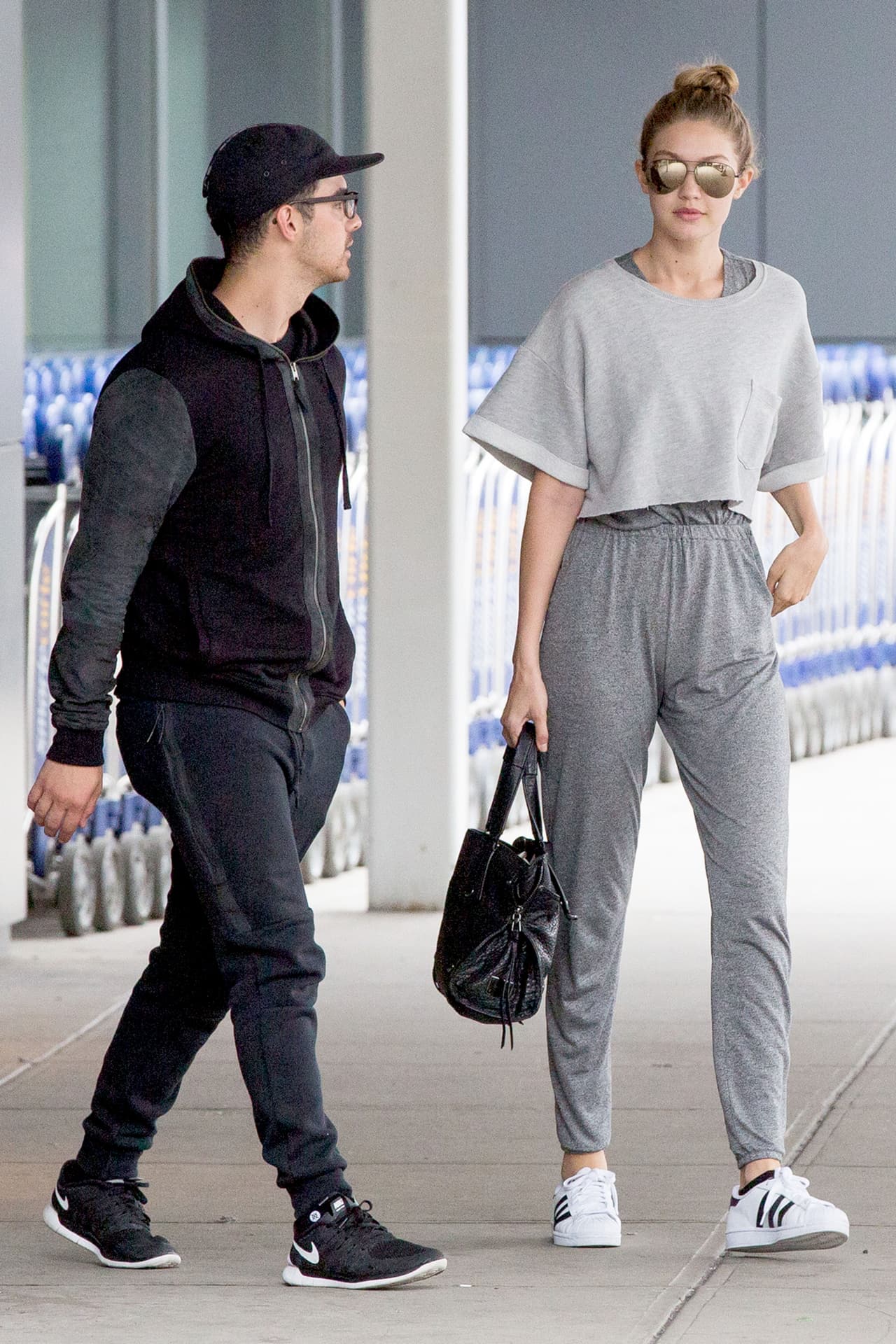 Esta parejita no sólo derrama miel sino también estilo, Gigi Hadid y Joe Jonas se llevan una palomita por sus atuendos ‘sporty’.