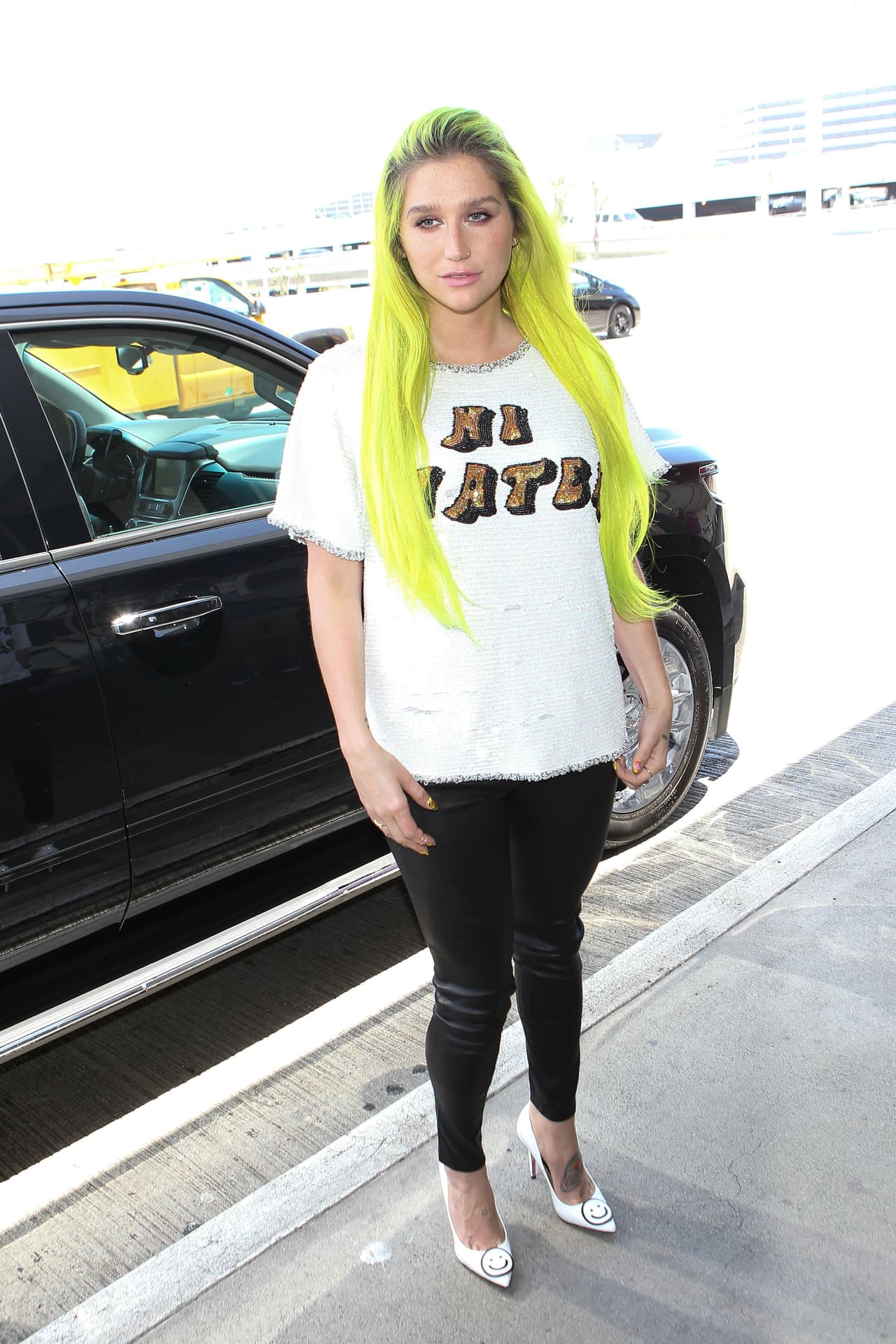 Simplemente el ‘look’ de Kesha no nos convence, ese cabello luce demasiado raro y esa blusa la hace ver con más volumen, se queda entre las peores vestidas de la semana.