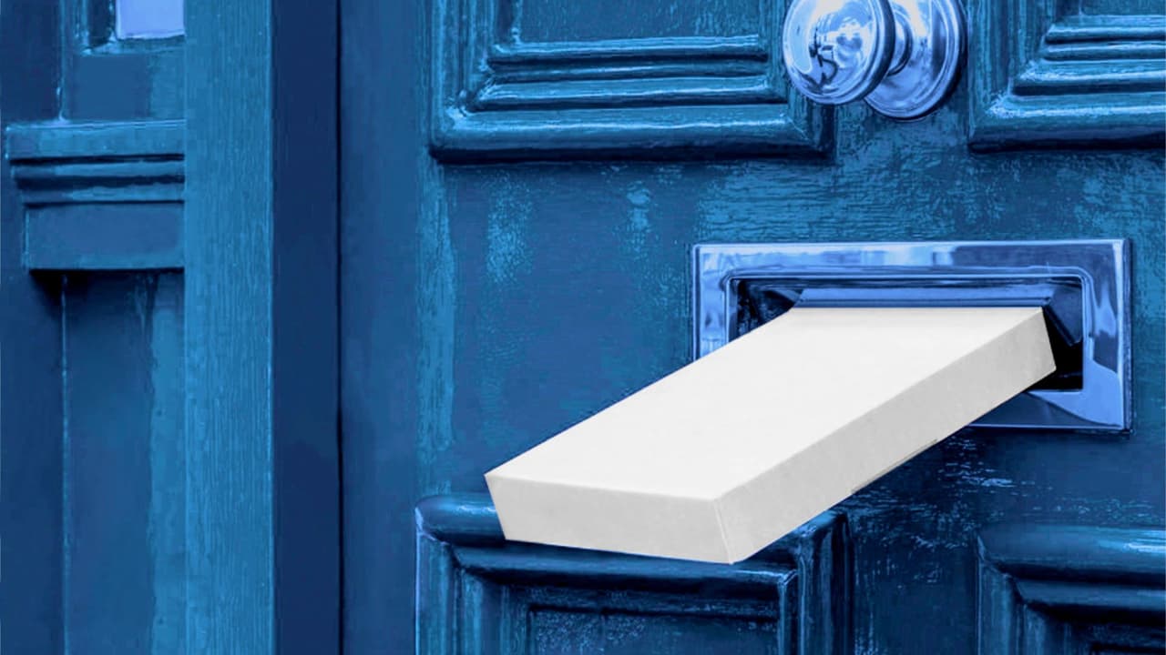 Ponga en espera el correo cuando esté de vacaciones o fuera de la ciudad. Considere comprar un casillero personal para paquetes para las entregas de paquetes. Recuerde asegurar el casillero del paquete a su porche delantero.
<br>