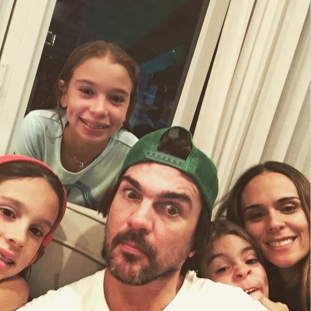 Juanes se divierte cuando pasa tiempo en compañía de sus hijos y no deja de demostrarles su cariño compartiendo fotos de ellos en sus redes sociales.