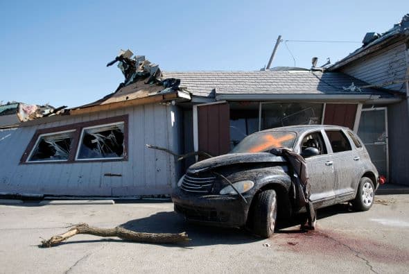Dos personas perdieron la vida y sobre una veintena resultaron heridas luego del paso de fuertes tornados que tocaron tierra en los poblados de Rochelle y Fairdale a unas 80 millas al noroeste de Chicago la noche del jueves. Rescatistas continúan en la búsqueda de personas desaparecidas entre los escombros.