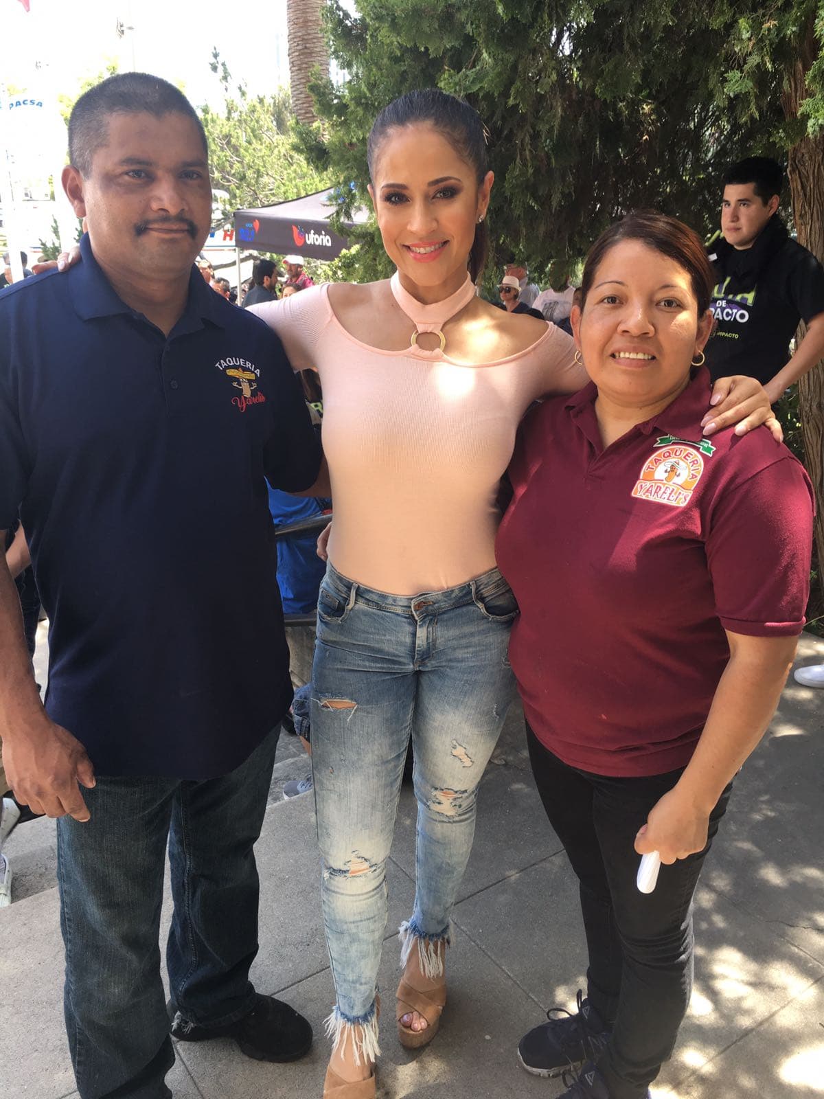 Jackie se tomó una foto con los trabajadores de un restaurante mexicano que nos trajeron unos tacos deliciosos.