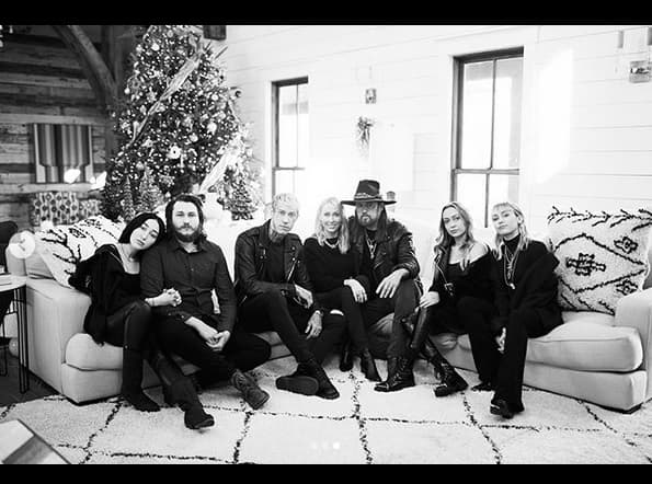 La cantante de 
<b><a href="https://www.youtube.com/watch?v=My2FRPA3Gf8" target="_blank">'Wrecking ball'</a></b> también compartió imágenes de su familia durante la Nochebuena en las que aparecen cuatro de sus cinco hermanos: Noah, Brandi, Braison y Trace. 
<br>