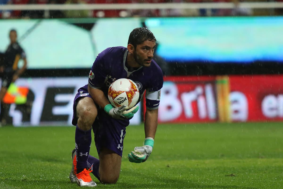 Con buena actuación del arquero Jesús Corona el arco cementero matuvo el cero. Los remates de media distancia pusieron a prueba más de una vez al '1' de Cruz Azul.