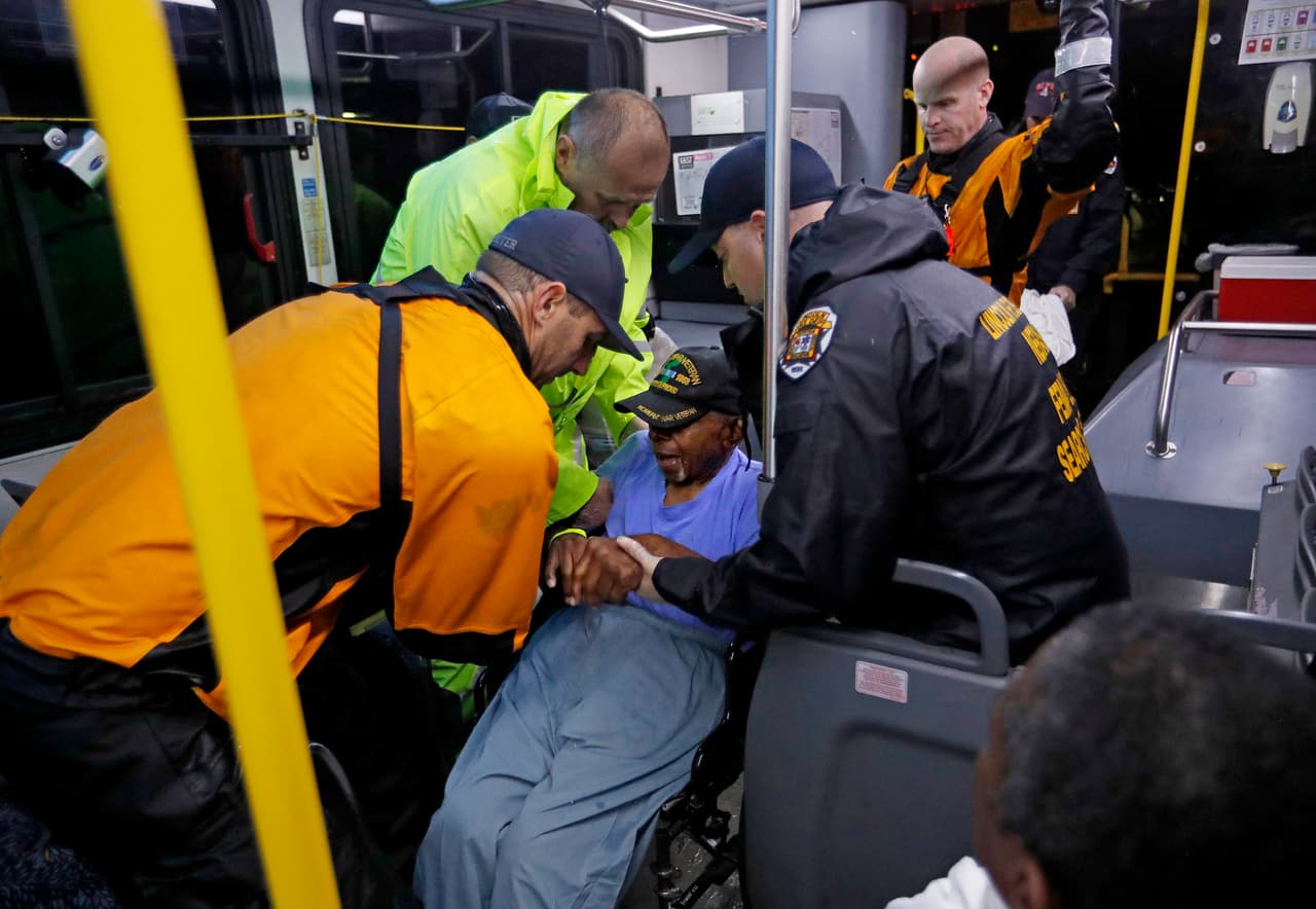 Un equipo de rescate de Nebraska ayuda al veterano de la guerra de Corea Roman Wiggs, de 87 años. Parte del proceso de evacuación preventiva de un hospital de Fayetteville, Carolina del Norte.