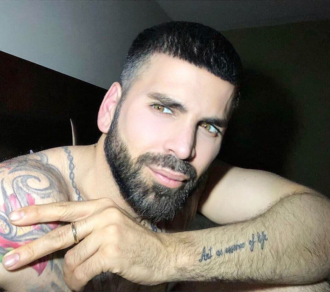 Pero antes del rubio y el rosa, Jomari lucía una cabellera oscura que combinaba con la barba.