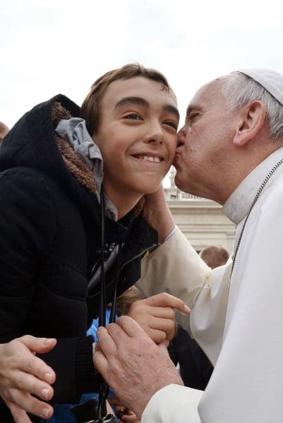 Otros lo reciben con amplias sonrisas.