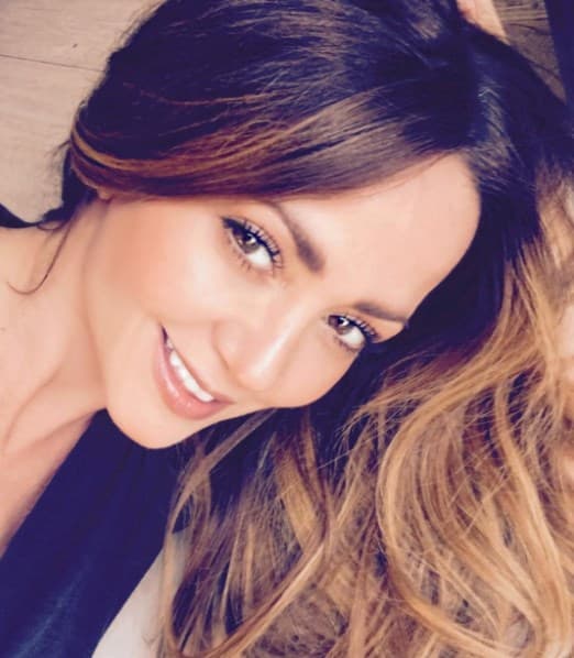 Al retirar el rímel o máscara de pestañas recuerda hacerlo dándole toques ligeros a tus párpados en lugar de frotarlos, restregarlos o tirar de ellos.