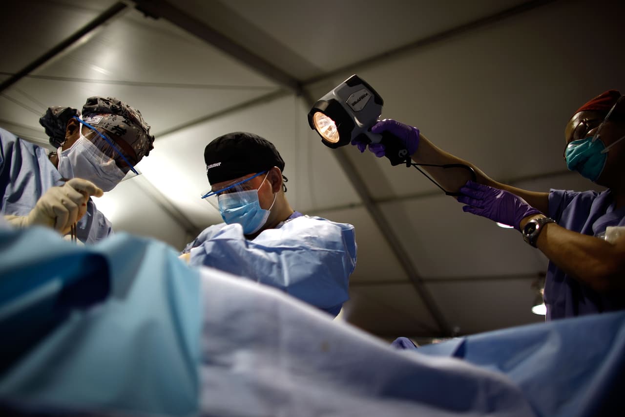 <b>En el puesto número tres se encuentra Cirujanos, excepto oftalmólogos </b>/ Surgeons, Except Ophthalmologists. El salario medio anual es de 
<b>$227,890</b>. 
<br>
<br>¿Se trata de un salario alto? Muy alto. En Los Ángeles el promedio para este trabajo es de $185,580 y en Nueva York es de $213,160.