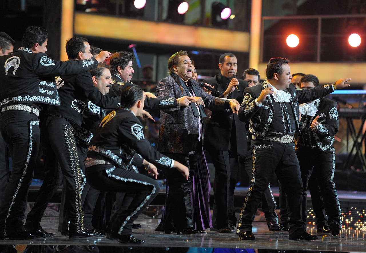 "Todo giró alrededor de sus últimos discos que todos (los temas) son éxitos con grandes duetos y algunos videos. Son muy importantes para su carrera, en los últimos dos años vendimos más de un millón de discos”, refirió.