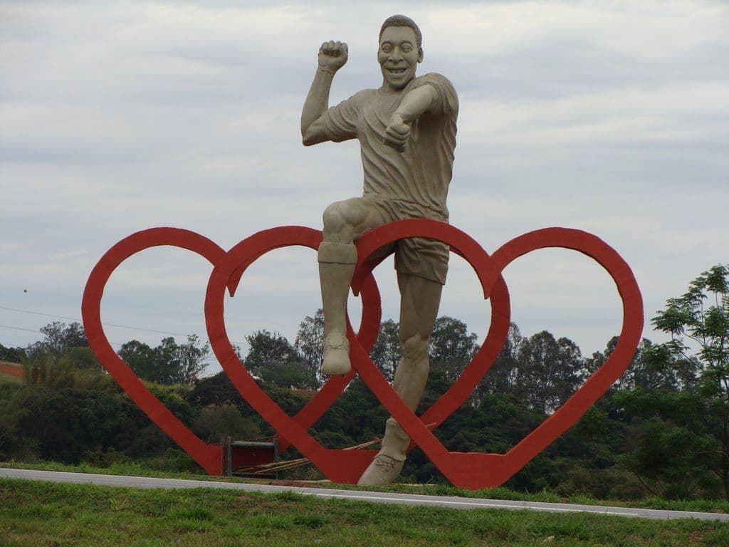 ¿Qué tal esta escultura del 'Rey' Pelé? Está ubicada en Tres Corazones, Minas Gerais, y por más de que está feliz el exfutbolista, no creemos que sea su expresión cuando la ve.