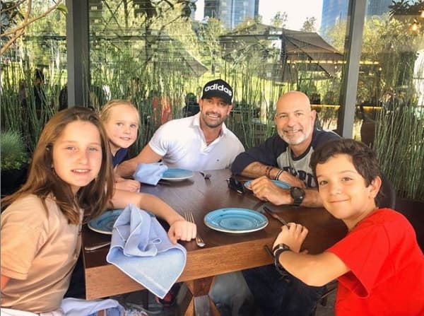Por su parte, Gabriel Soto ha insistido en lo contrario: "
<b><a href="https://www.univision.com/famosos/gabriel-soto-desmiente-a-geraldine-bazan-y-demuestra-que-sus-hijas-estan-bien-aunque-tenga-novia-fotos" target="_blank">Mis hijas están perfectamente bien</a></b>. Nada más que decir", declaró a principios de octubre al diario Reforma.