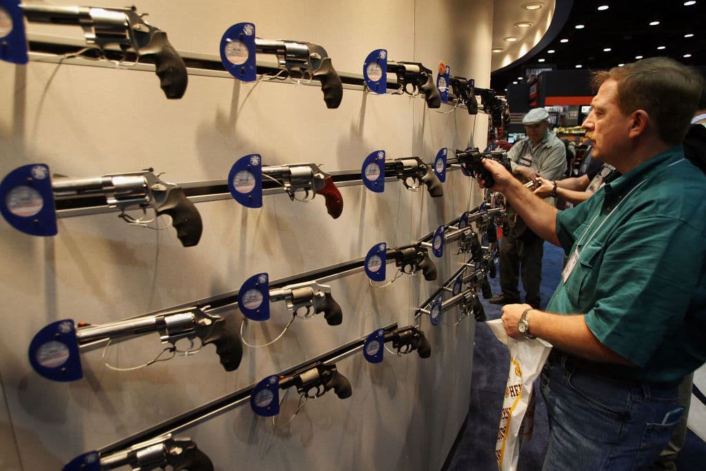 Tim Basington mira las pistolas Smith & Wesson en la reunión anual de la Asociación Nacional del Rifle (NRA) en el Kentucky Exposition Center.
<br>
<br>