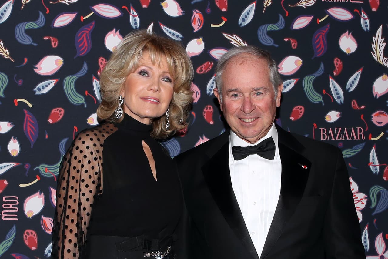 <b>Stephen y Christine Schwarzman (Trump)</b>. Hasta el 8 de septiembre, el CEO del grupo de inversiones Blackstone y su esposa habían contribuido con tres millones de dólares a los súper PACs de apoyo a Trump, y directamente a la campaña con 699,400 dólares. Sus aportes totales al Partido Republicano superan los 28 millones.