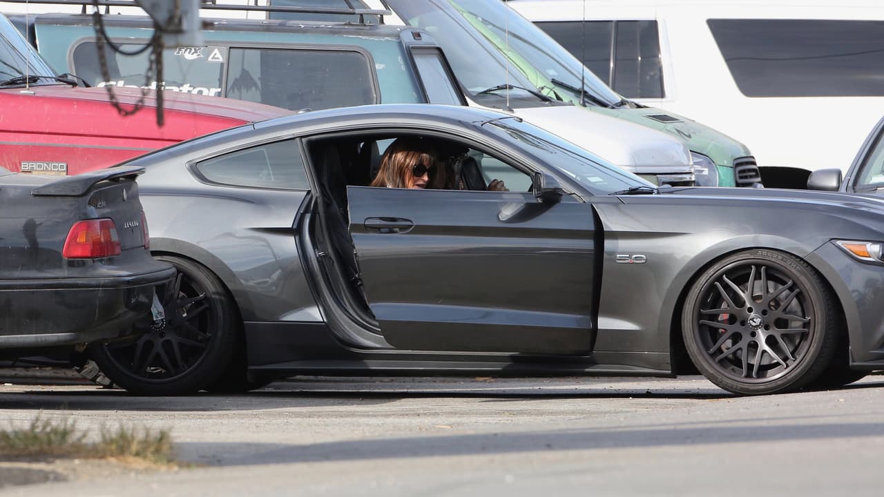 <h3 class="cms-h3-H3">Caitlyn Jenner - Ford Mustang GT 2018</h3>
<br>
<br>En esta imagen vemos a Jenner a punto de salir a probar un nuevo 
<b>Ford Mustang GT 2018 </b>acompañada de su hijo Burt. No dudamos que Jenner haya disfrutado de los 460 caballos de fuerza producidos por el V8 'Coyote'de 5.0 litros de desplazamiento, lo que no sabemos es si Burt o Caitlyn terminaron comprandolo.