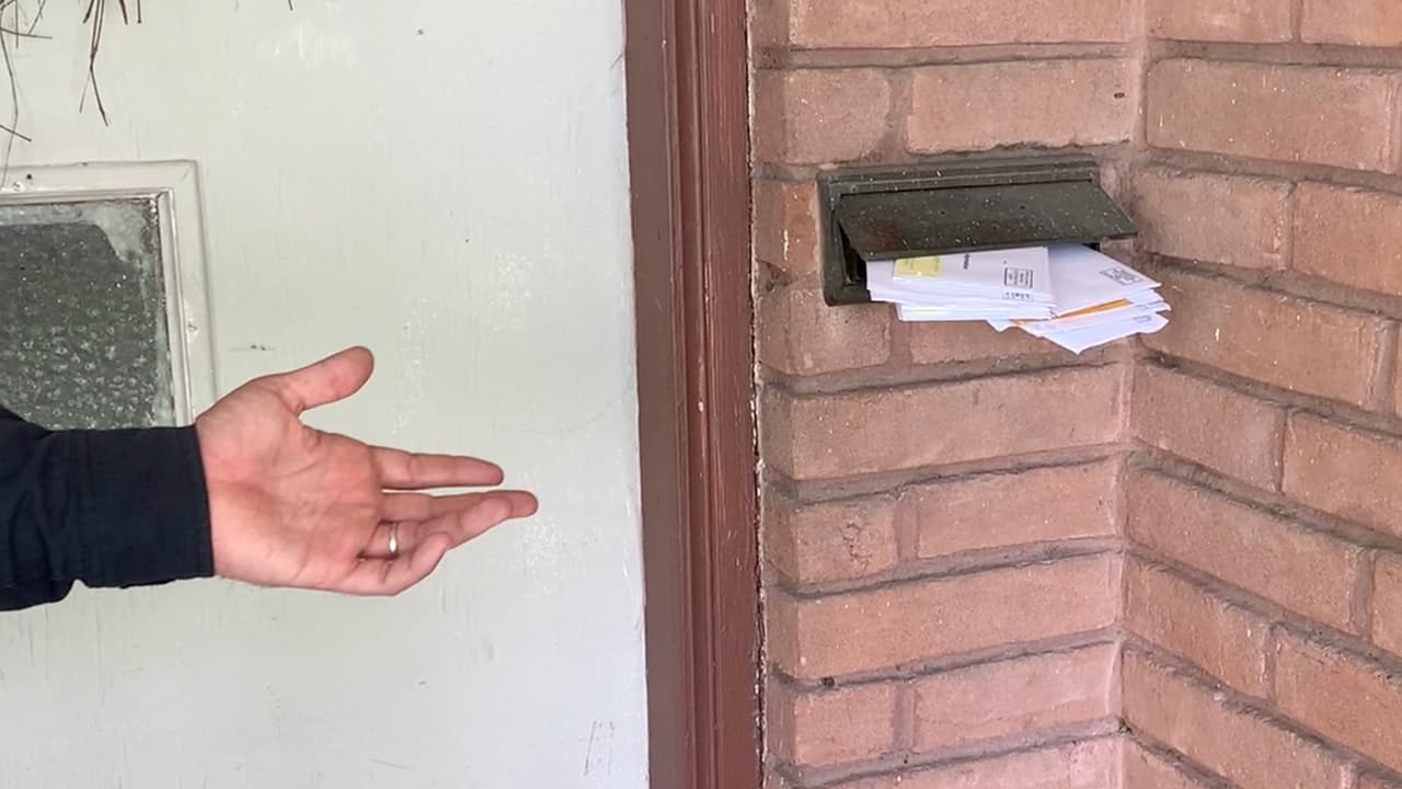 Nunca dejes correspondencia acumulada porque eso le está diciendo a los criminales que no estás en casa o que tiene varios días sola.