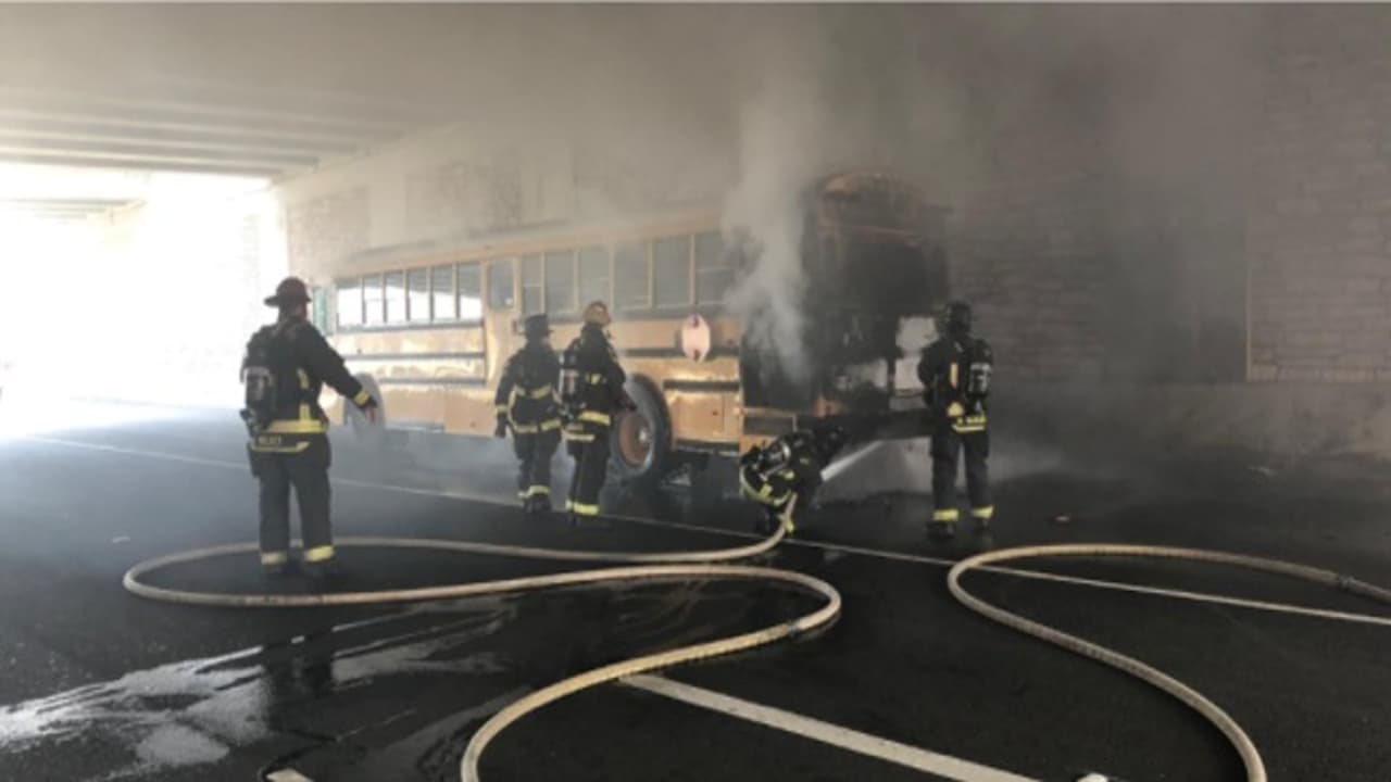 El incendio comenzó en la parte trasera del autobús escolar, cuando este circulaba por El Dorado Hills Boulevard, justo debajo de la Autopista 50.
