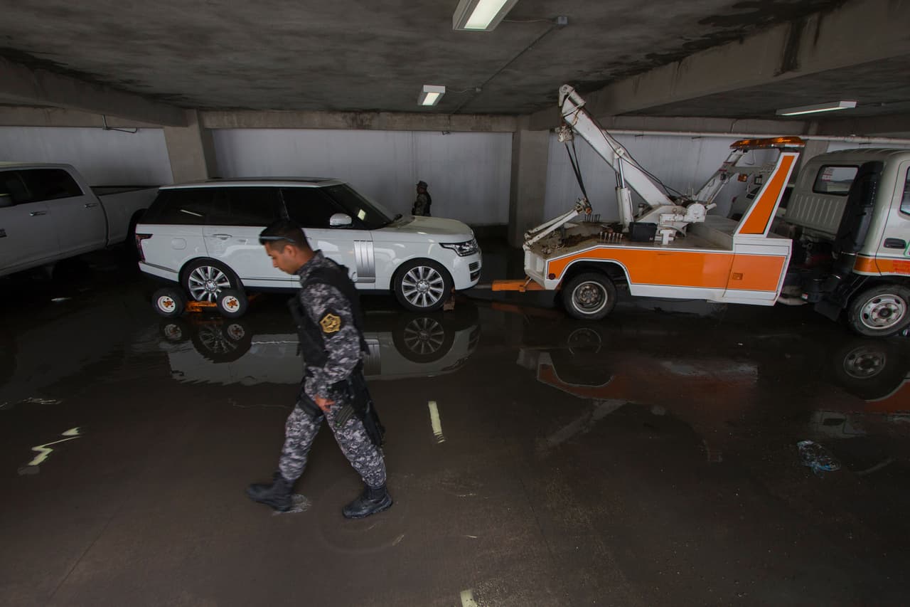 Uno de los vehículos más fotografiados tras el secuestro de Jesús Guzmán en agosto fue una 
<b>Range Rover 2016 </b>que aquí vemos acoplada a un remolque. Detalles en su carrocería nos hacen suponer que se trata de la sofisticada variante 
<b>SV Autobiography</b>. Reportes señalan que las autoridades hallaron este vehículo con registro falsificado.